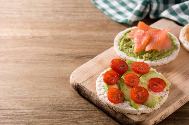 Tahta masadaki pirinç kekleri üzerine çeşitli malzemeler.