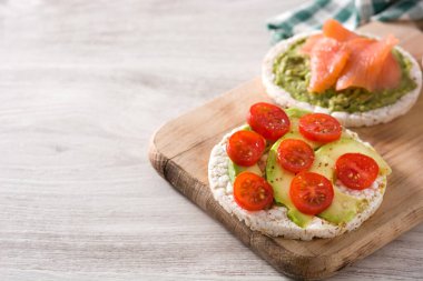 Tahta masadaki pirinç kekleri üzerine çeşitli malzemeler.