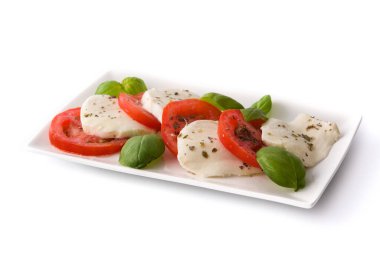 Beyaz arkaplanda Caprese salatası izole