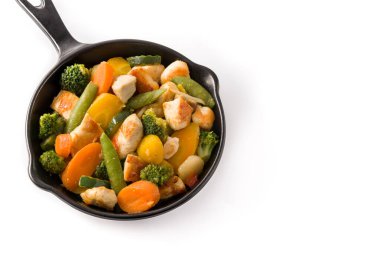 Kızarmış tavuğu, beyaz arka planda izole edilmiş sebzelerle karıştır. Boşluğu kopyala