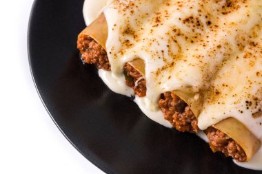 Beyaz arka planda izole edilmiş lezzetli etli cannelloni makarnası. Kapat.