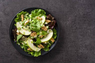 Marullu taze Waldorf salatası, yeşil elma, ceviz ve kereviz. Üst Manzara. Boşluğu kopyala