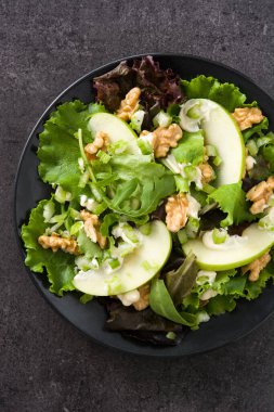 Marullu taze Waldorf salatası, yeşil elma, ceviz ve kereviz. Üst görünüm.