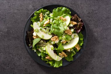 Marullu taze Waldorf salatası, yeşil elma, ceviz ve kereviz. Üst görünüm.