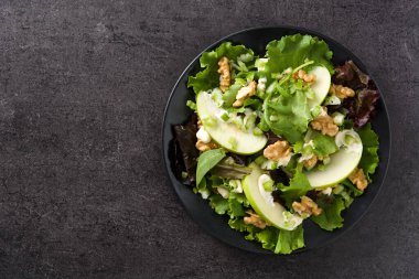 Marullu taze Waldorf salatası, yeşil elma, ceviz ve kereviz. Üst Manzara. Boşluğu kopyala