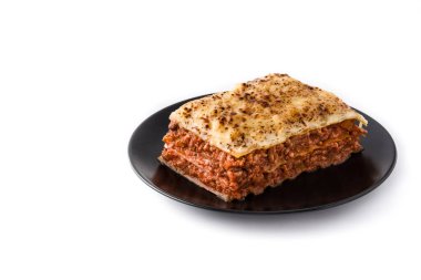 Siyah tabakta bir parça lazanya. Beyaz arka planda izole edilmiş. Boşluğu kopyala.