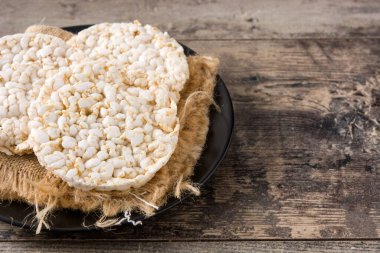 Tahta masada pirinç keki. Boşluğu kopyala