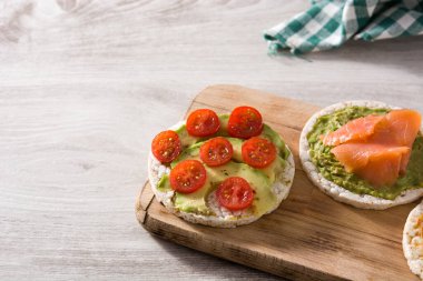 Tahta masadaki pirinç kekleri için çeşitli malzemeler. Boşluğu kopyala