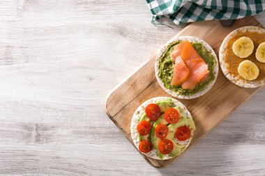 Tahta masadaki pirinç kekleri için çeşitli malzemeler. Üst manzara. Boşluğu kopyala