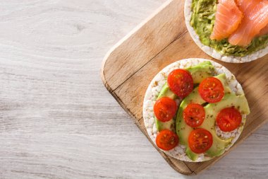 Tahta masadaki pirinç kekleri için çeşitli malzemeler. Üst manzara. Boşluğu kopyala