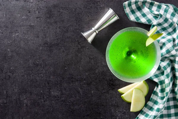 Groene Appletini Cocktail Glas Zwarte Leisteen Achtergrond Bovenaanzicht — Stockfoto