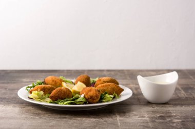 Geleneksel Lübnan kibbesi ahşap masada.