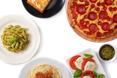 Beyaz arka planda izole edilmiş çeşitli İtalyan makarna yemekleri.