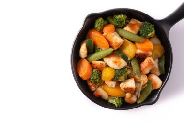 Kızarmış tavuğu demir tavada sebzeyle karıştır. Beyaz arka planda izole edilmiş. Üst manzara. Boşluğu kopyala