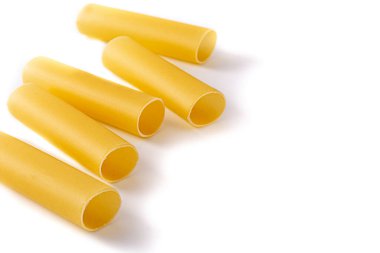 Pişmemiş cannelloni beyaz arka planda izole edilmiş. Boşluğu kopyala
