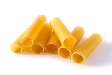 Pişmemiş cannelloni beyaz arkaplanda izole edilmiş.
