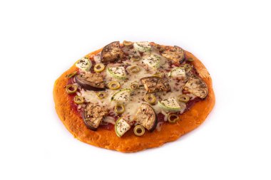 Patlıcan, kabak, zeytin ve beyaz arka planda izole edilmiş mozzarella peynirli sonbahar balkabağı pizzası.