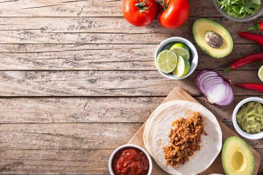 Tahta masa üzerinde Meksika taco malzemeleri. Manzaralı. Boşluğu kopyala