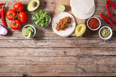 Tahta masa üzerinde Meksika taco malzemeleri. Manzaralı. Boşluğu kopyala