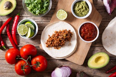 Tahta masada Meksika taco malzemeleri var. Üst görünüm