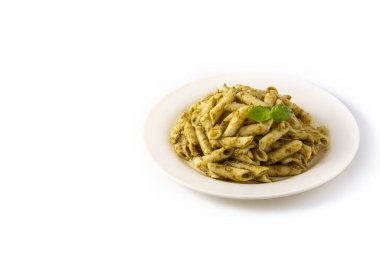Beyaz arka planda izole edilmiş pesto soslu makarna. Boşluğu kopyala