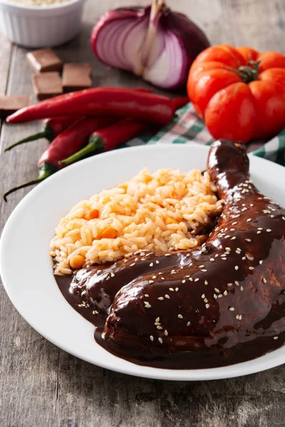 Topo Tradicional Poblano Con Arroz Plato Sobre Mesa Madera —  Fotos de Stock