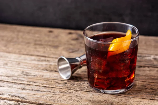 Boulevardier Cocktail Και Ξύσμα Πορτοκαλιού Ξύλινο Φόντο Αντιγραφή Χώρου — Φωτογραφία Αρχείου