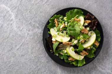 Marullu taze Waldorf salatası, yeşil elma, ceviz ve kereviz gri taşta. Boşluğu kopyala.