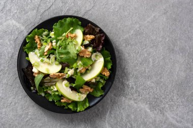 Marullu taze Waldorf salatası, yeşil elma, ceviz ve kereviz gri taşta. Boşluğu kopyala.