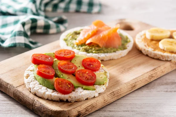 Tahta masadaki pirinç kekleri üzerine çeşitli malzemeler.