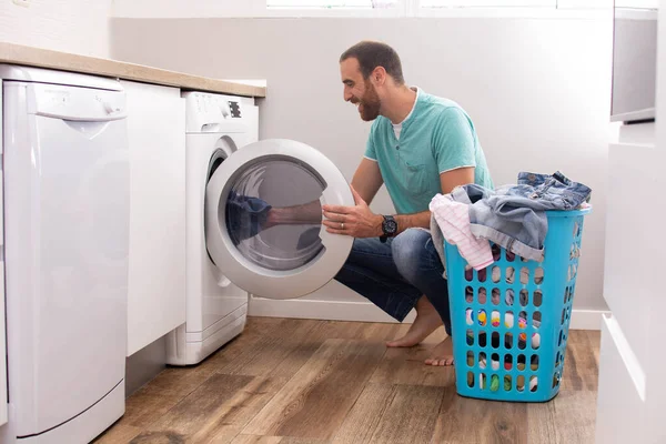 Hombre Haciendo Colada Casa — Foto de Stock