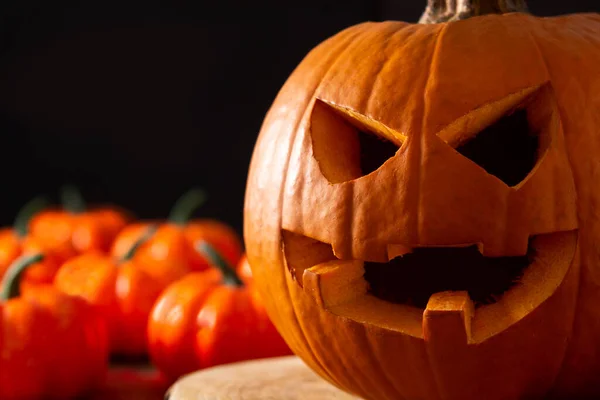 Halloween Pompoen Houten Tafel Zwarte Achtergrond Kopieerruimte — Stockfoto