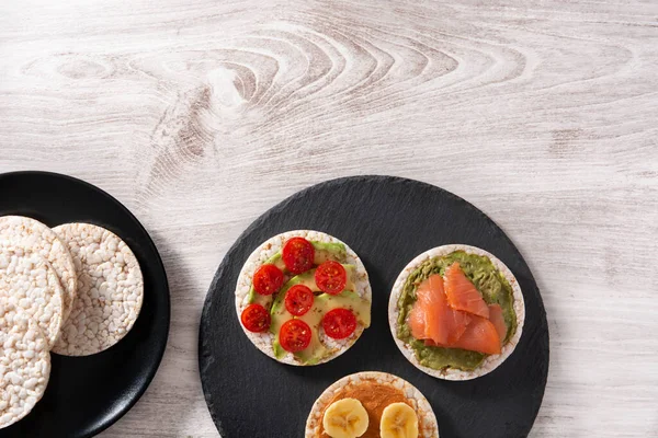 Çeşit çeşit pirinç keki ahşap masada.