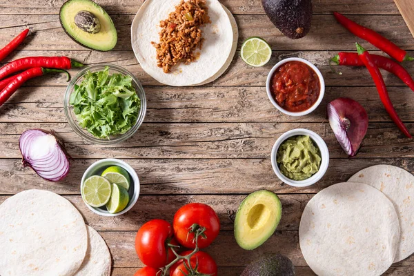 Tahta masada Meksika taco malzemeleri var. Üst Manzara. Boşluğu kopyala