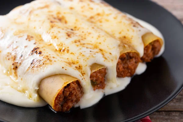 Deliciosa Pasta Canelones Carne Sobre Mesa Madera —  Fotos de Stock