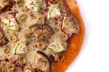 Patlıcan, kabak, zeytin ve beyaz arka planda izole edilmiş mozzarella peynirli sonbahar balkabağı pizzası.