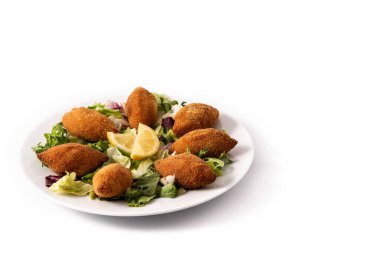 Geleneksel Lübnan kibbesi beyaz arka planda izole edildi