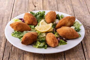 Geleneksel Lübnan kibbesi ahşap masada.