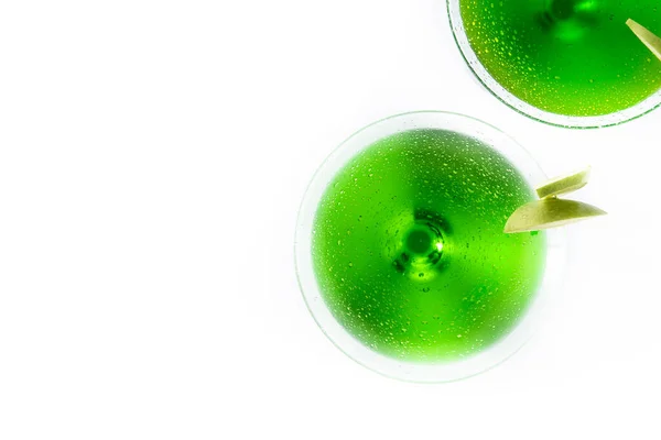 Groene Appletini Cocktail Glas Geïsoleerd Witte Achtergrond Kopieerruimte — Stockfoto