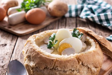 Zurek. Geleneksel Polonya çorbası ahşap masada.