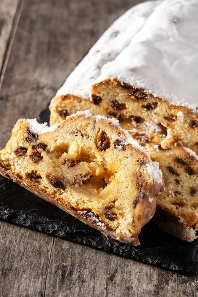 Noel aromalı meyveli kek ahşap masada.