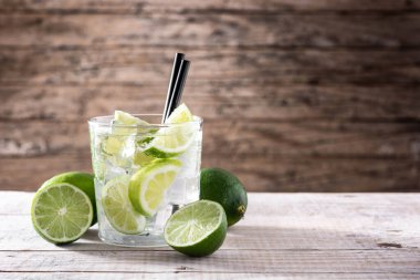 Ahşap masada limonlu Caipiroska kokteyli. Boşluğu kopyala