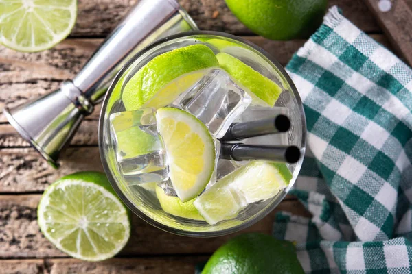 Caipiroska Cocktail Met Limoen Houten Tafel Bovenaanzicht — Stockfoto