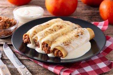 Tahta masada nefis etli cannelloni makarnası.