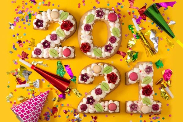 2021 Bolo Decorado Com Flores Isoladas Fundo Amarelo — Fotografia de Stock