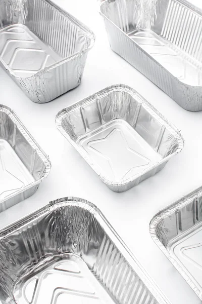 Jednorazowy Metalowy Pojemnik Żywność Izolowany Białym Tle — Zdjęcie stockowe