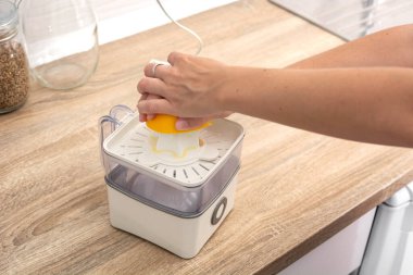 Mutfakta portakal sıkan kadın.