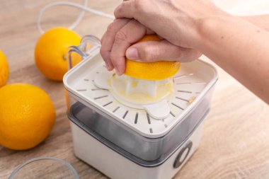 Mutfakta portakal sıkan kadın.