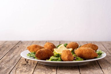 Geleneksel Lübnan kibbesi ahşap masada.