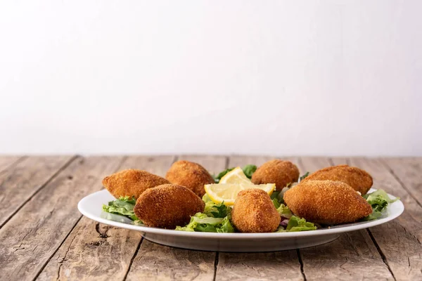 Geleneksel Lübnan kibbesi ahşap masada.